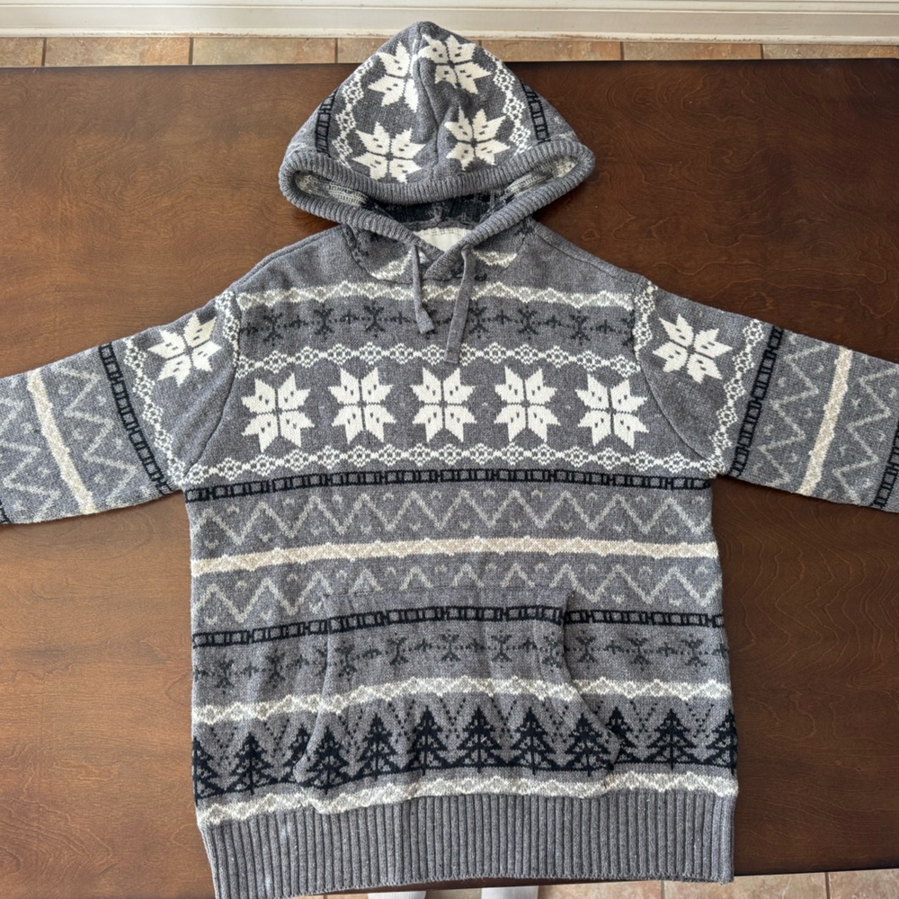 American Eagle Gray and White Knit Sweater
